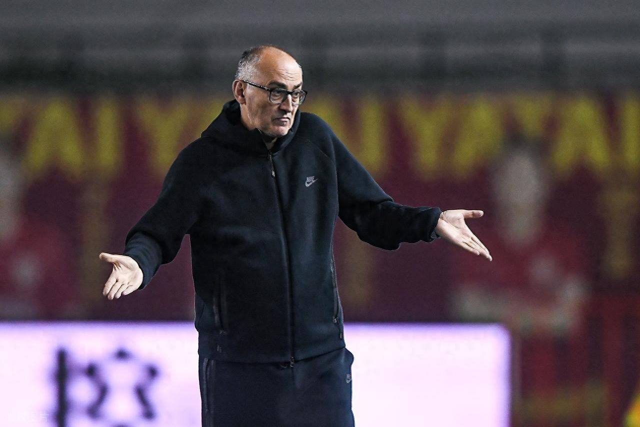 包含葡超倒计时，纽卡斯尔转会期绝杀压哨，细节引发关注，赛场秩序良好，临场指挥获称赞的词条