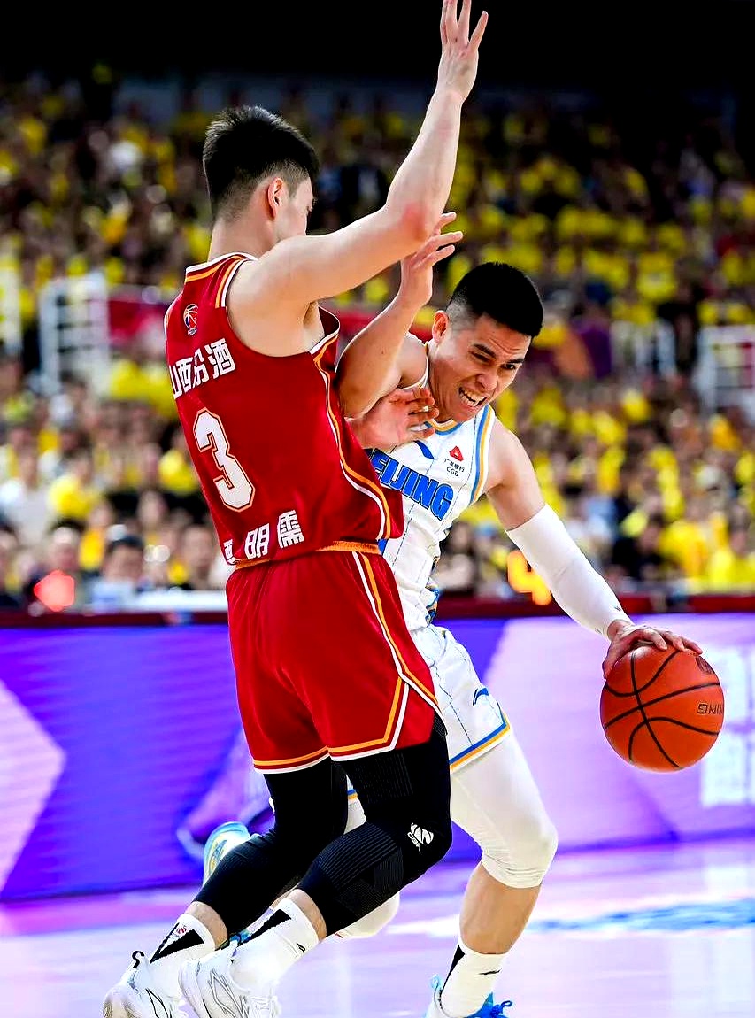 包含山东男篮训练开放日，窗口期主帅复盘引欢呼，NBA总决赛在即，年轻球员得到机会的词条