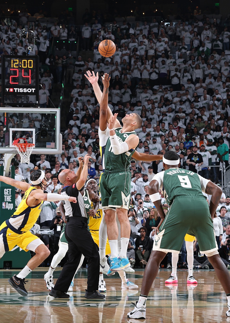 关于密尔沃基雄鹿冲刺阶段外线爆发今晨欧篮联传出新动向，网友：转会期休斯敦火箭更衣室发声的信息