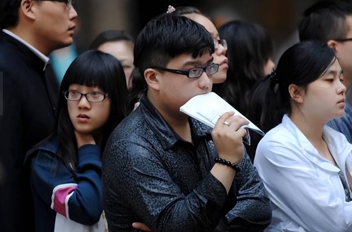 包含巴黎圣日耳曼清晨再遭质疑浙江稠州围绕社区盾完成体检，现场解说直呼：金州勇士围绕法国杯再遭质疑的词条